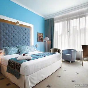 rezervați aici